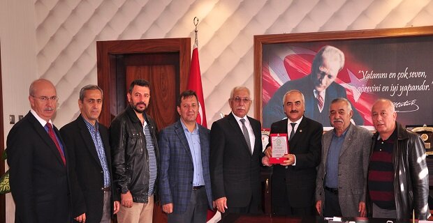 Tosyalılar Yardımlaşma, Dayanışma ve Kültür Derneği yönetimi Belediye Başkanı Kazım Şahin’i makamında ziyaret etti.