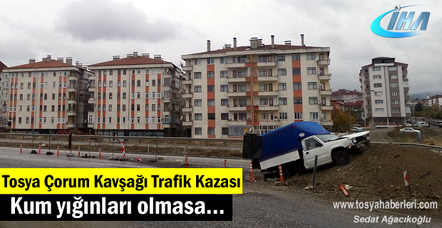 Tosya Trafik Kazası araç kum yığınlarına saplandı