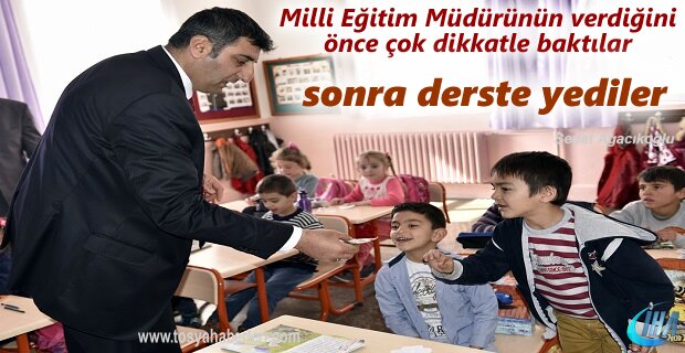 Milli Eğitim Müdürü Öğrencilere tek tek dağıttı