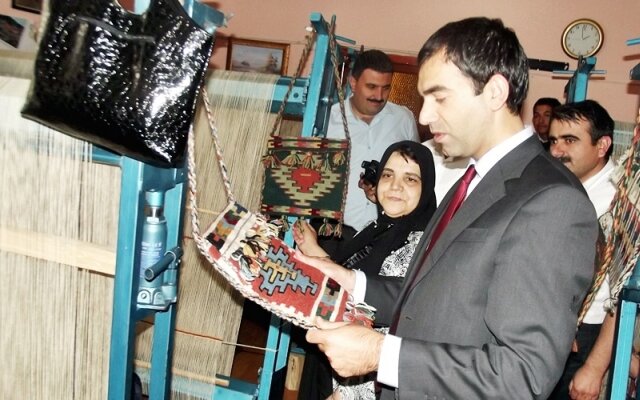 MEŞHUR KÜRE KİLİMİ HEDİYE EDİLDİ