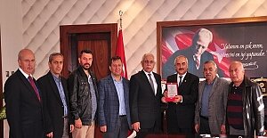 Tosyalılar Yardımlaşma, Dayanışma ve Kültür Derneği yönetimi Belediye Başkanı Kazım Şahin’i makamında ziyaret etti.