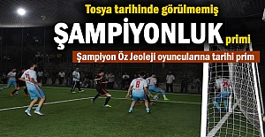 Tosya Halı Saha Turnuvası Şampiyonu Öz Jeoleji Spor oyuncularına sürpriz Prim
