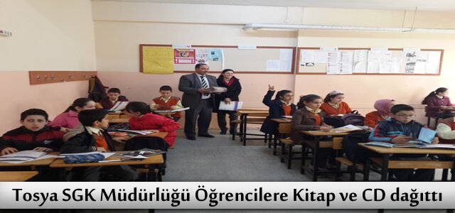 TOSYA SGK MÜDÜRLÜĞÜ ÖĞRENCİLERE KİTAP DAĞITTI