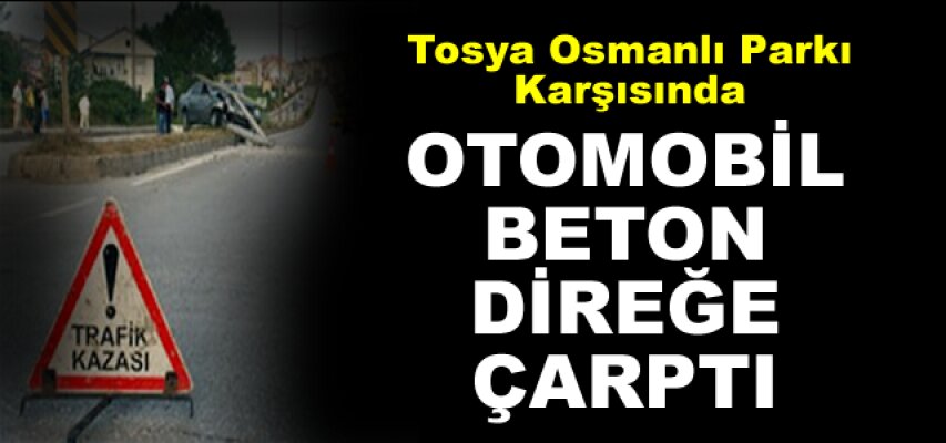 Tosya'da Otomobil Direğe Çarptı Direk Yolu Kapattı