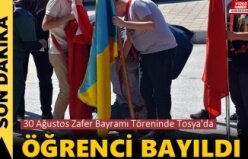 30 Ağustos Zafer Bayramı Töreninde bayrak tutan öğrenci sıcaktan bayıldı